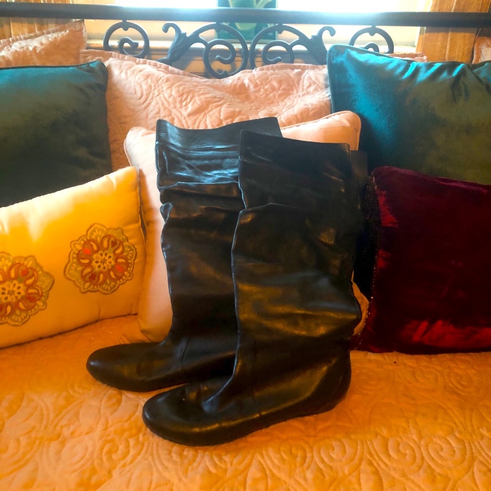 Black pull on boots